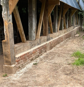 Photo de galerie - Remplacement dû poutre en chêne , reconstruction du sous- bassement en brique 