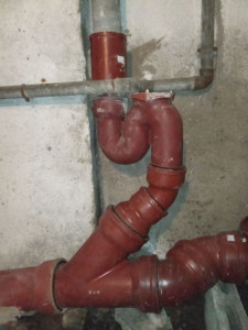 Photo de galerie - Remplacement collecteur eaux ussé en fonte dans un bâtiment 