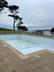 Photo de galerie - Vidange annuelle et nettoyage d’une piscine extérieur 