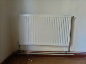 Photo de galerie - Pose de radiateur en brasure cuivre . ( le propriétaire voulait 30 cm de hauteur sous radiateur c'est pour ça qu'il paraît haut . mais en effet il est haut normalement c'est 15 cm .. )
