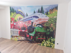 Photo de galerie - Pose  de 12 lais de papier peints
 formant un décor ( train) 
