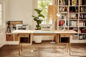 Photo de galerie - Bureau en chêne massif et étagères en MDF peint