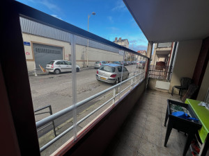 Photo de galerie - Création et pose d’un coupe vent avec châssis en bois et plaque de pléxiglass