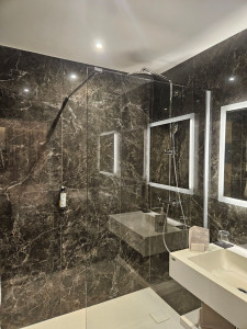 Photo de galerie - Carrelage réalisé pour des chambres d'hôtel.