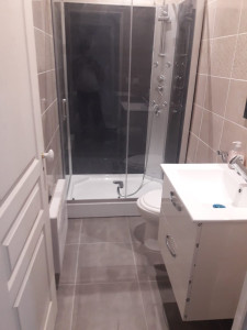 Photo de galerie - Réalisation complète d'une salle de bain (pose douche, WC, lavabo + meuble, faïence, plomberie...) 