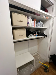 Photo de galerie - Montage d’un dressing au couloir avec 3 étagère, penderie, et un petit tiroir 