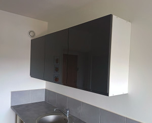 Photo de galerie - Cliente à nouveau satisfaite après la pose de ses 3 meubles haut de cuisine 