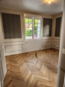 Photo de galerie - Pose parquet bois massif en point de Hongrie + tapisserie (après)