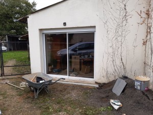 Photo de galerie - Remplacement  porte garage par baie vitrée  avec volets roulants 