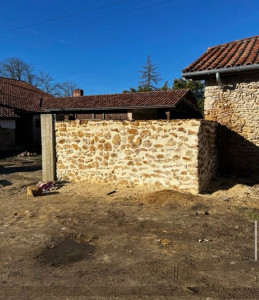 Photo de galerie - Mur de clôture en pierre de taille et joint à la chaux