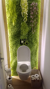 Photo de galerie - Pose WC suspendu avec habillage herbe synthétique 