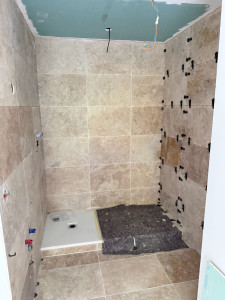 Photo de galerie - Création salle d'eau, plomberie, carrelage, faux plafond, cloisons et mise en peinture 