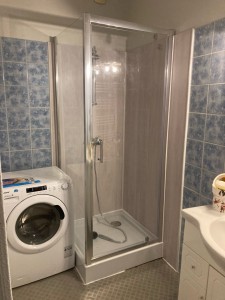 Photo de galerie - Pose d’une cabine de douche et machine à laver 