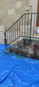 Photo de galerie - Barreaux de rampe d'escalier en cours de ponçage .