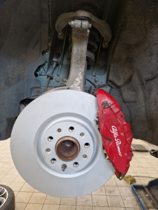 Photo de galerie - Remplacement disque et plaquettes sur alfa romeo guilia étrier 4 pistons 