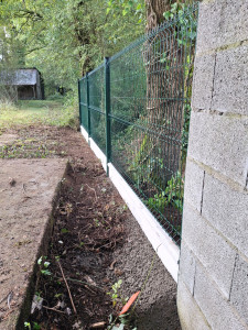 Photo de galerie - Clôture grillagée sceller avec plaques de soubassement de 25cm et grilles de 1,52