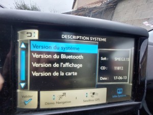 Photo de galerie - Préparation écran SMEG Peugeot 208 pour mise a jour suite coupure intempestive de l'écran  tactile