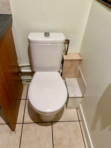 Photo de galerie - Suite au remplacement du WC par le client, reprise et adaptation de l’alimentation en eau pour assurer un raccordement propre et fonctionnel.   BTPlomb’ – Dépannage & plomberie
