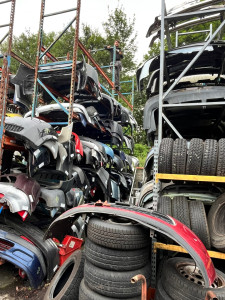 Photo de galerie - Montage et stockage d’étagère casse automobile 
