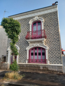 Photo de galerie - Ravalement de façade en pierre, rejoitoiement et entretien des pierres calcaire. 