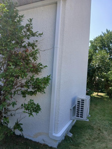 Photo de galerie - Réseau sous goulottes clim en façade d'une maison