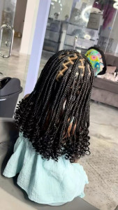 Photo de galerie - Knotless braids avec finition bouclée ✨ Tresses fines et soignées, avec motifs en losanges sur le dessus pour un rendu élégant et tendance. Réalisation à domicile.
