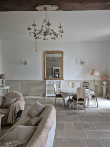 Photo de galerie - Pose d'un ensemble lustres + un miroir pesant 100 kg couvert de feuilles d'or 