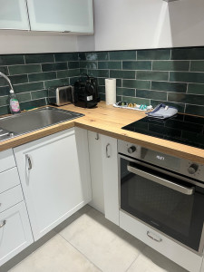Photo de galerie - Nettoyage complet de la cuisine : plan de travail, évier, électroménager et surfaces soigneusement nettoyés pour un résultat impeccable.