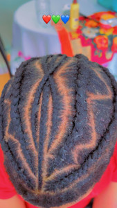 Photo de galerie - Coiffure Homme : Nattes collées sur cheveux naturels. Un travail propre et des tracés précis pour un style impeccable au quotidien.