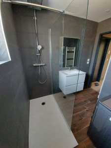 Photo de galerie - Rénovation salles de bain à l'italienne, avec pose de bac affleurante et pose de carrelage grand format imitation parquet. 