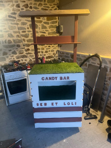 Photo de galerie - Voici un candy bar que j’ai fait en palettes il et pas totalement fini il reste les luminaires à installé 
