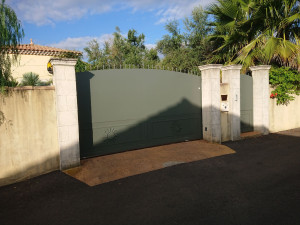 Photo de galerie - Portail coulissant tôlé avec motis et pointes forgées 