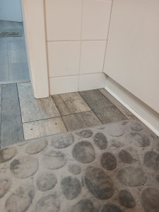 Photo de galerie - Parquet gris, salle de bains.