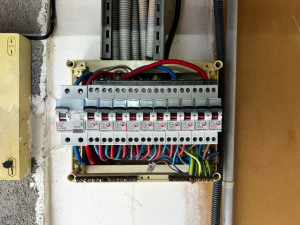 Photo de galerie - Saint Joseph de Porterie [APRÈS]: Mise en place d’un interrupteur différentiel de type A en 63A et recherche des paires phases et neutres par disjoncteurs 