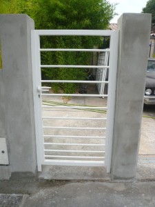 Photo de galerie - Construcrion de 2 murs pour tenir la porte