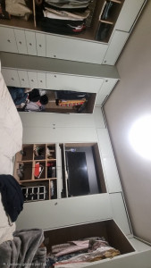 Photo de galerie - Prise de côtes, realisation de plans, découpe, usinage montage et pose d'un dressing sur mesure