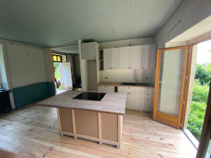 Photo de galerie - Pose de la porte fenêtre, pose du parquet massif sur lambourdes, pose de la cuisine et fabrication des plans de travail en chêne.