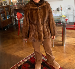 Photo de galerie - Transformation d’un manteau en vison en veste courte taille froncée plus capuche 