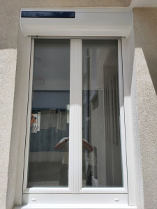 Photo de galerie - Pose d'une fenêtre PVC et d'un volet roulant solaire moteur Somfy