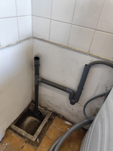 Photo de galerie - Création d'une évacuation pour la machine à laver 