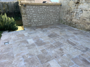 Photo de galerie - Mur en moellons et travertin au sols 