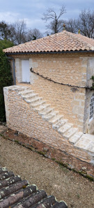 Photo de galerie - Réalisation d'un enduit de rejointement de moellons 