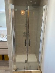 Photo de galerie - Pose d’une porte à douche (ouverture à battant) .