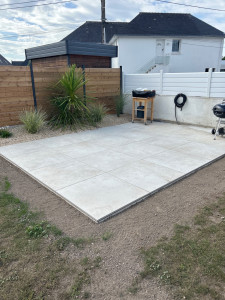 Photo de galerie - Création d’une terrasse dalle sur plots 