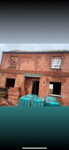 Photo de galerie - • Élévation de murs en briques • Mise en place d’un coffrage sur mesure • Coulage de linteaux et d’un balcon en béton armé • Montage d’échafaudages pour travail en hauteur • Travail propre, structuré et sécurisé