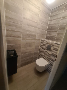 Photo de galerie - Rénovation complète d'un WC, avec changement du carrelage au sol ainsi que la faience murale, et mise en place d'un WC suspendu + un lave-mains .