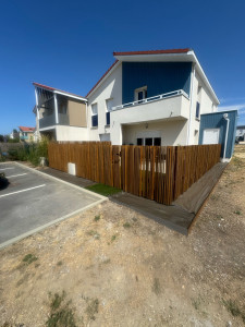 Photo de galerie - Clôture et portillon panneaux bois 