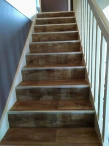 Photo de galerie - Pose escalier en PVC avec nez de marche de finition 