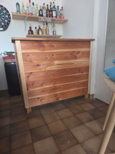 Photo de galerie - Bar avec matériaux de recup.