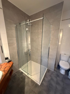 Photo de galerie - Rénovation complète de salle de bain :  Pose de carrelage mural et faïence  Installation de cabine de douche en verre et receveur  Pose de WC et éléments sanitaires  Peinture et finition du plafond Travail soigné, clés en main. Devis gratuit.